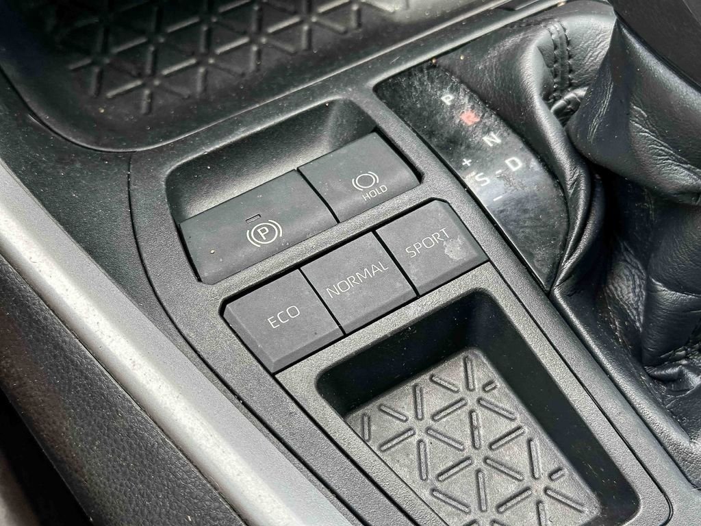 2020 Toyota RAV4 LE - Photo 34