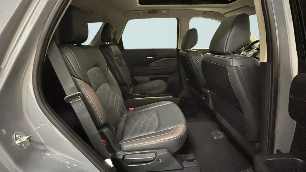 Used 2024 Gray Nissan Platinum image 15
