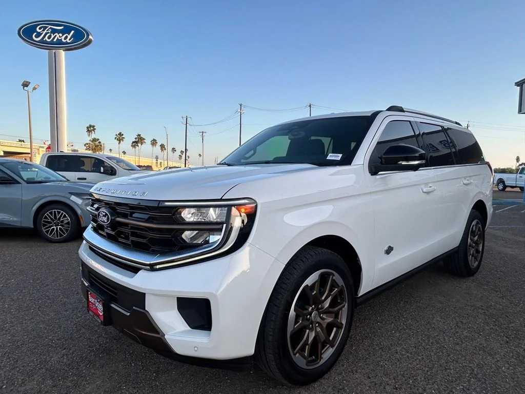 New 2027 Star White Metallic Tri-Coat Ford King Ranch® image 3