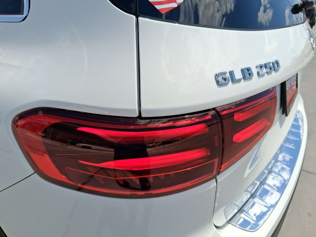 New 2026 Polar White Mercedes-Benz GLB 250 image 10