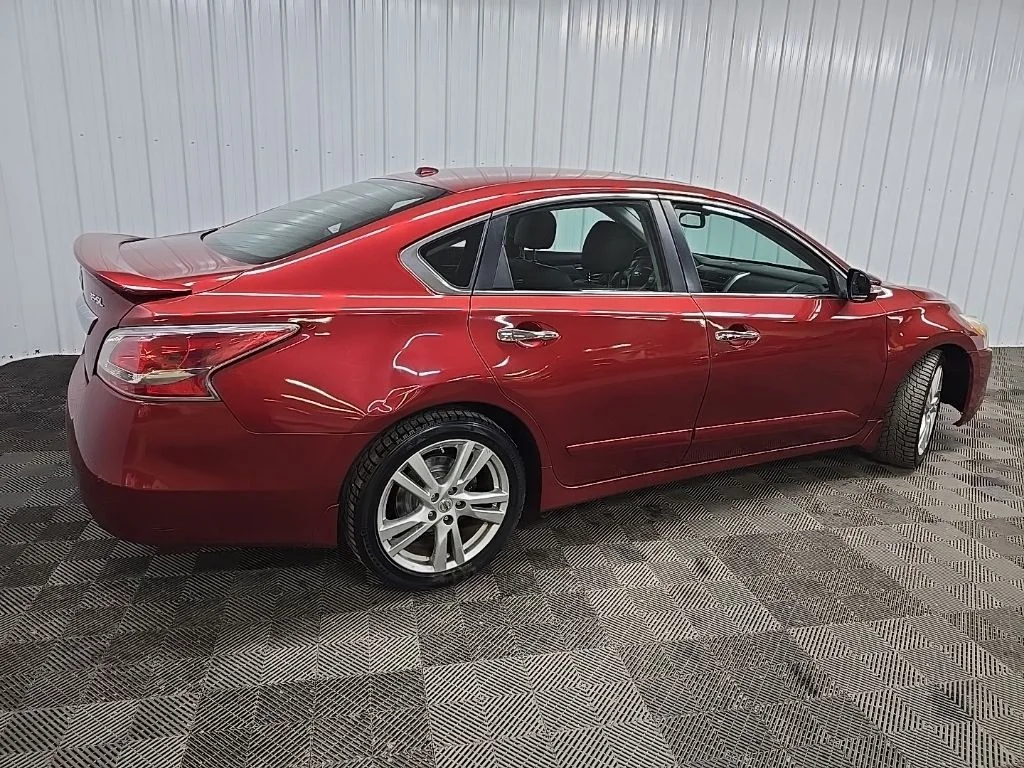 Used 2015 Red Nissan 3.5 SL image 3