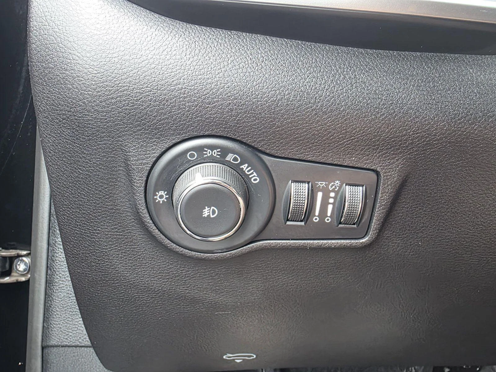 Used 2025 Diamond Black Crystal Pearlcoat Jeep Limited image 26