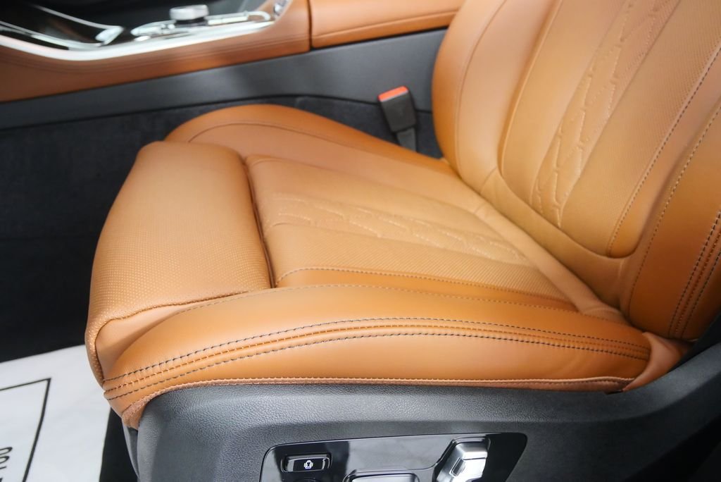 New 2026 Dravit Grey Metallic BMW xDrive50e image 9