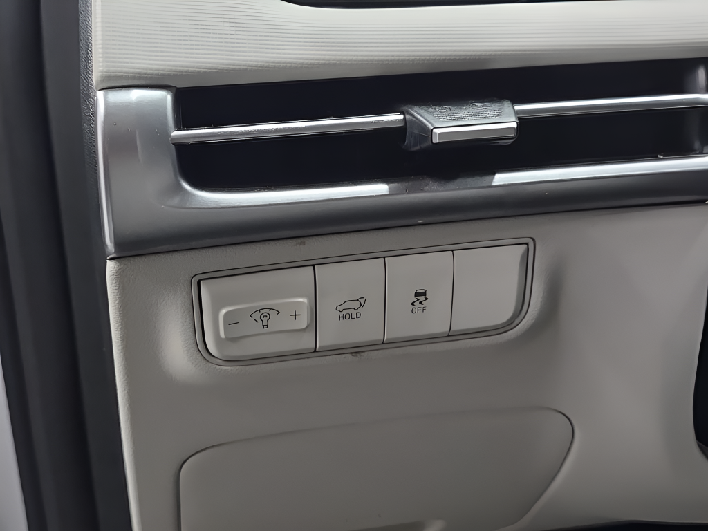 Used 2025 White Hyundai SEL image 12