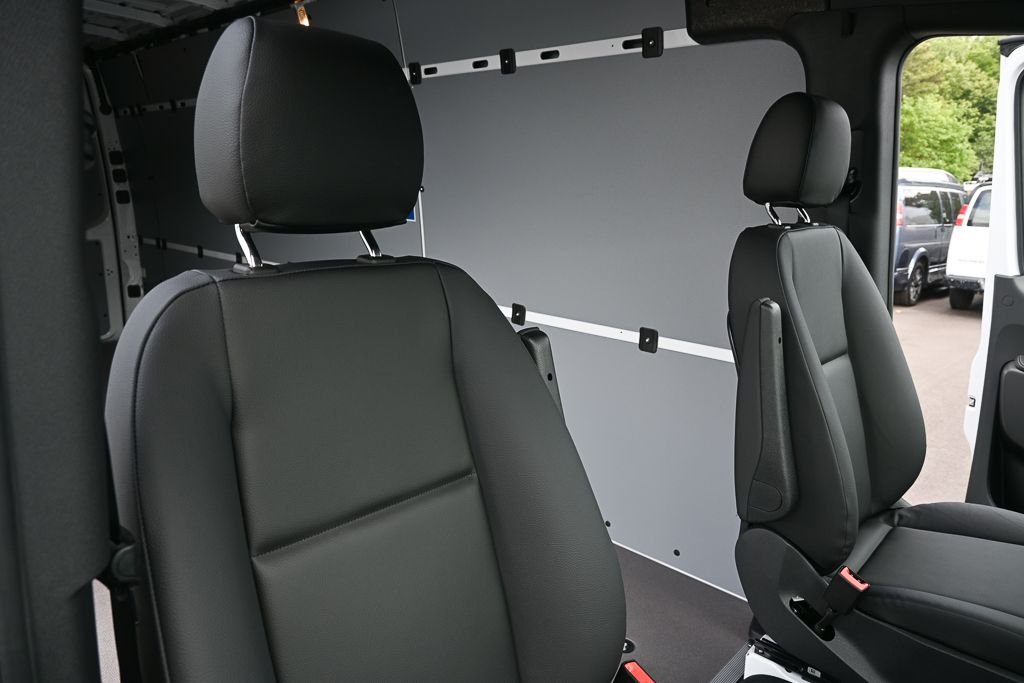 New 2026 Arctic+White Mercedes-Benz Cargo 170 WB image 17