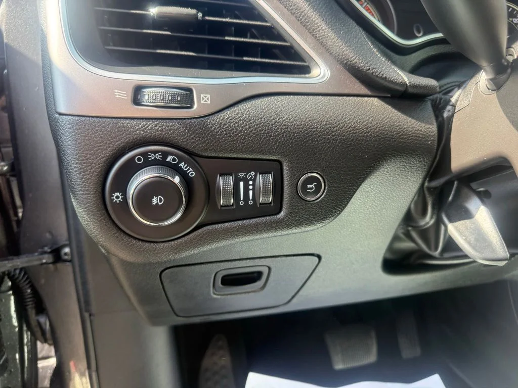 Used 2022 Gray Jeep Latitude Lux image 14