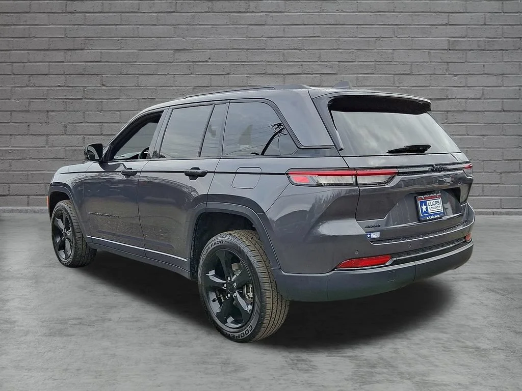 Used 2023 Baltic Gray Metallic Clearcoat Jeep Altitude image 8
