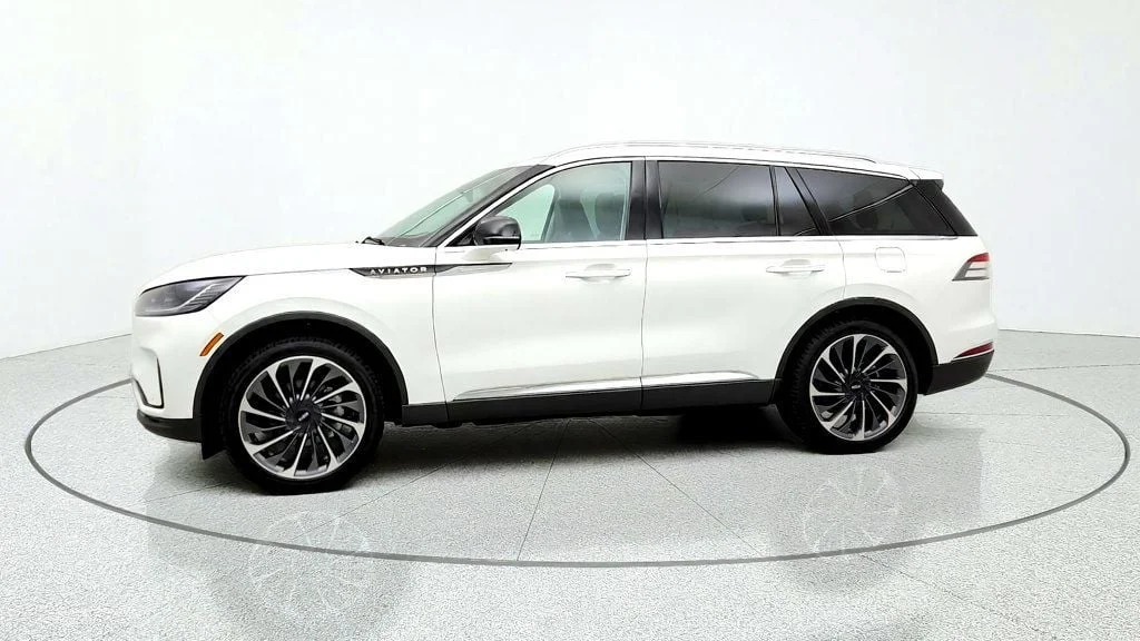 Used 2026 Pristine White Metallic Tri-Coat Lincoln Reserve AWD image 8