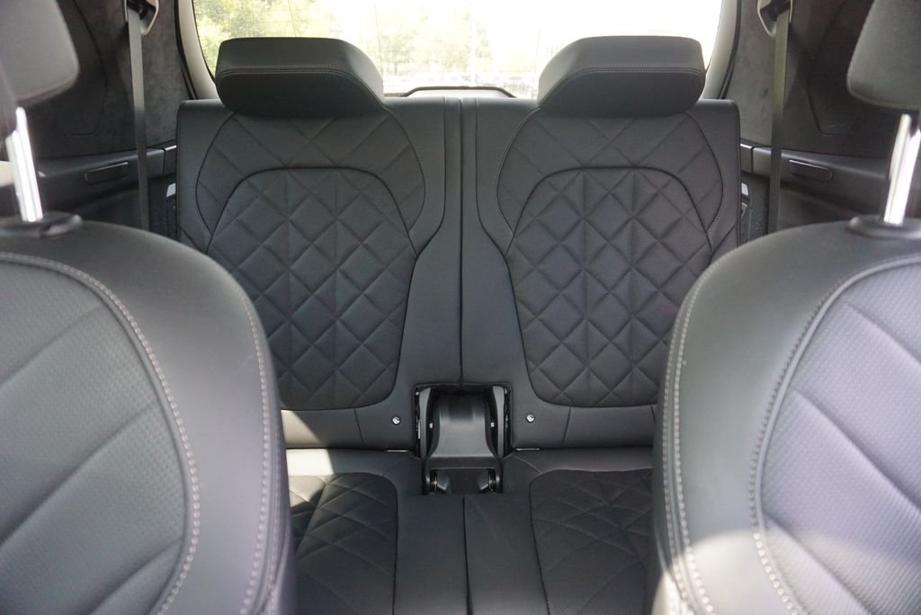Used 2023 White Metallic BMW xDrive40i image 28