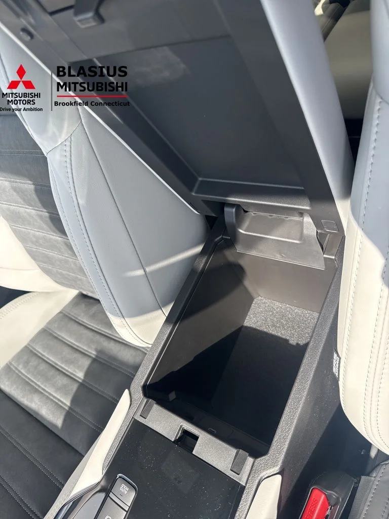 New 2026 Red Mitsubishi SE image 37