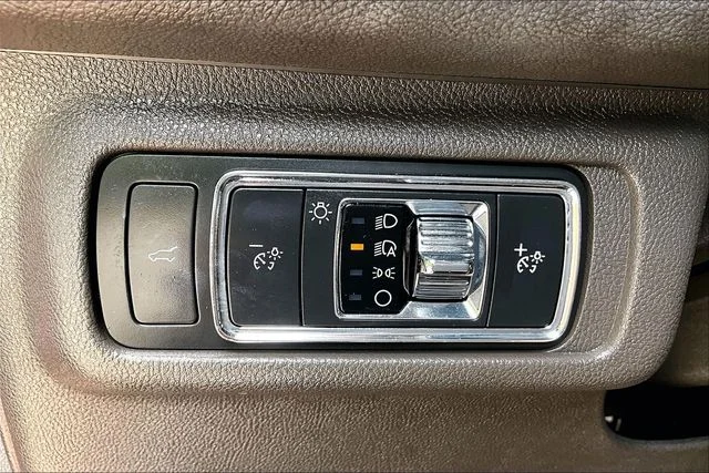 Used 2022 Red Lincoln Standard image 24