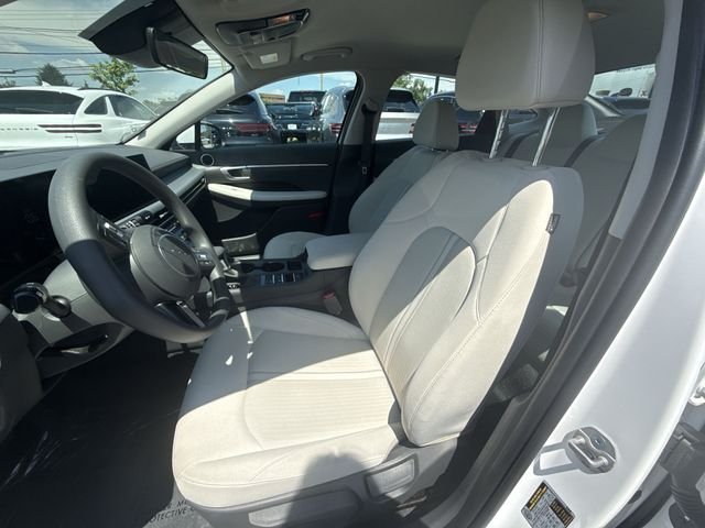 Used 2025 White Hyundai SE image 11