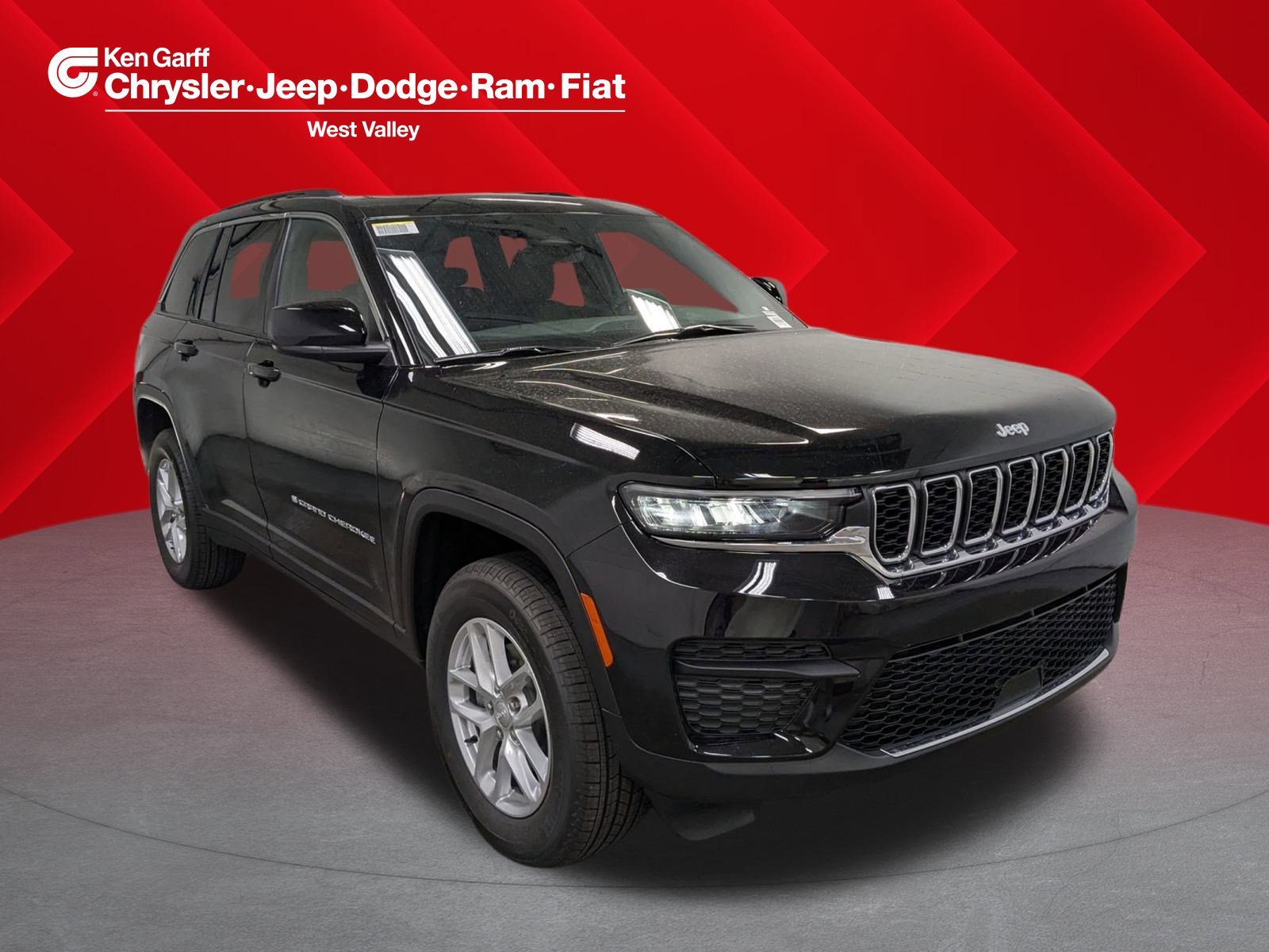 New 2025 Diamond Black Crystal Pearl-Coat Exterior Paint Jeep Laredo X image 1