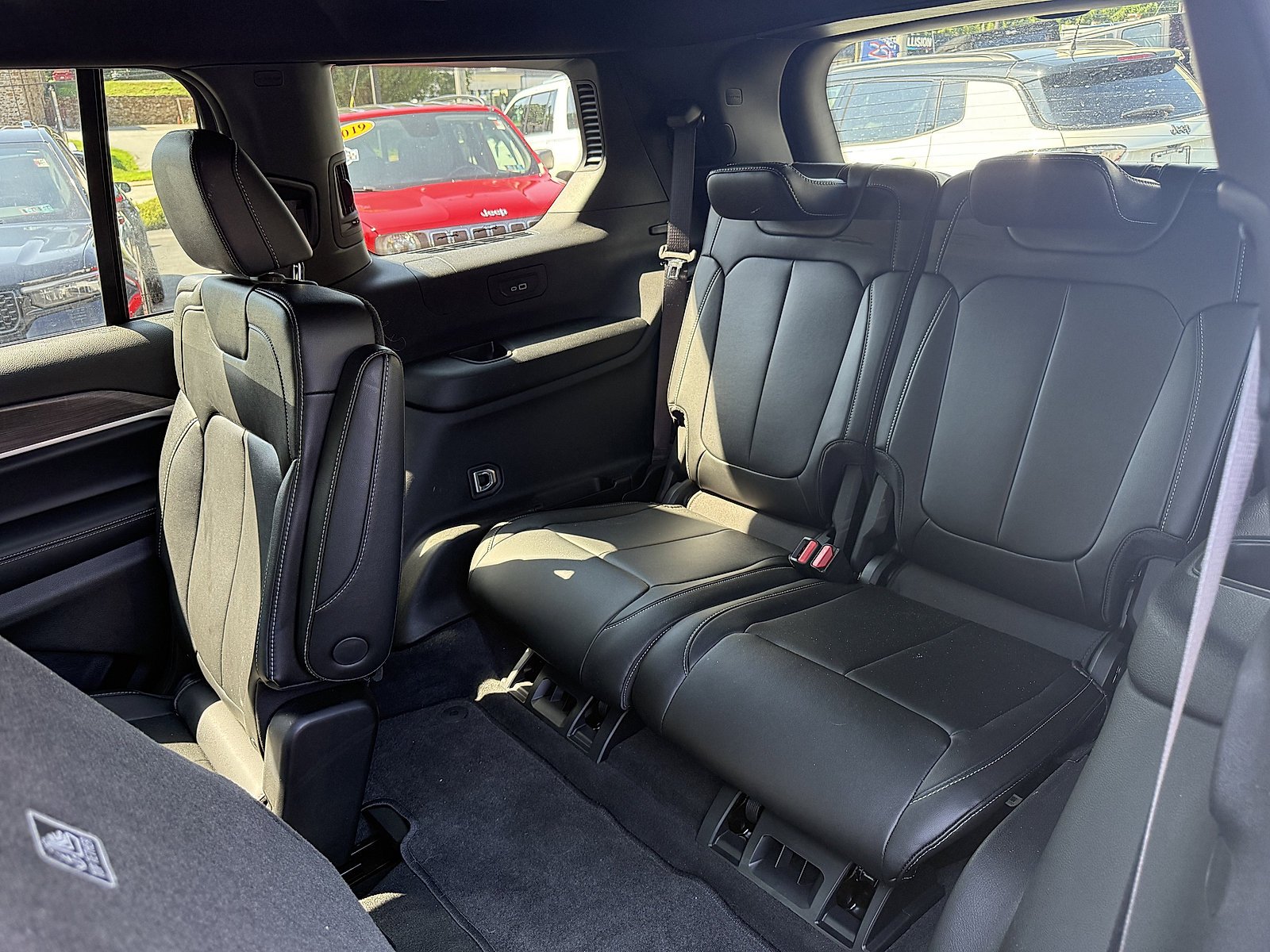 Used 2025 Diamond Black Crystal Pearlcoat Jeep Limited image 10