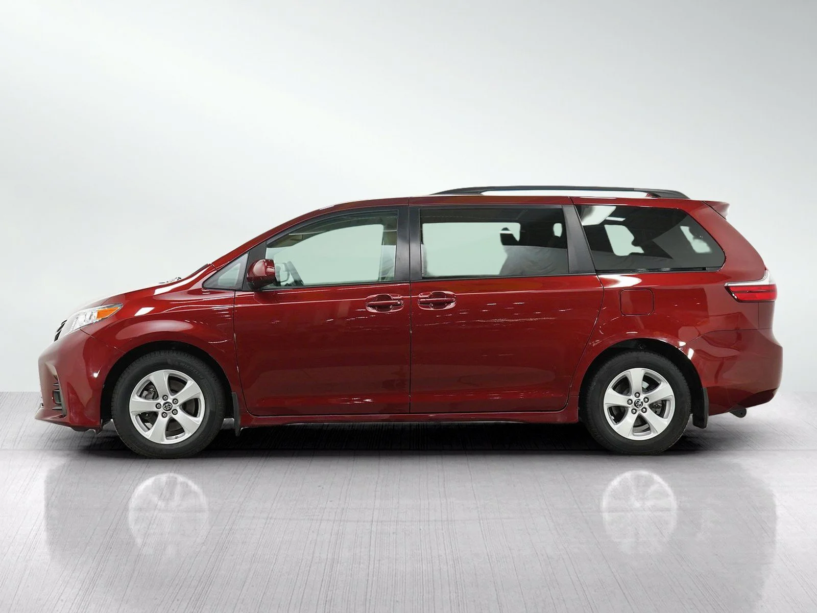 Used 2018 Toyota Sienna LE with VIN 5TDKZ3DC1JS952637 for sale in Burnsville, Minnesota