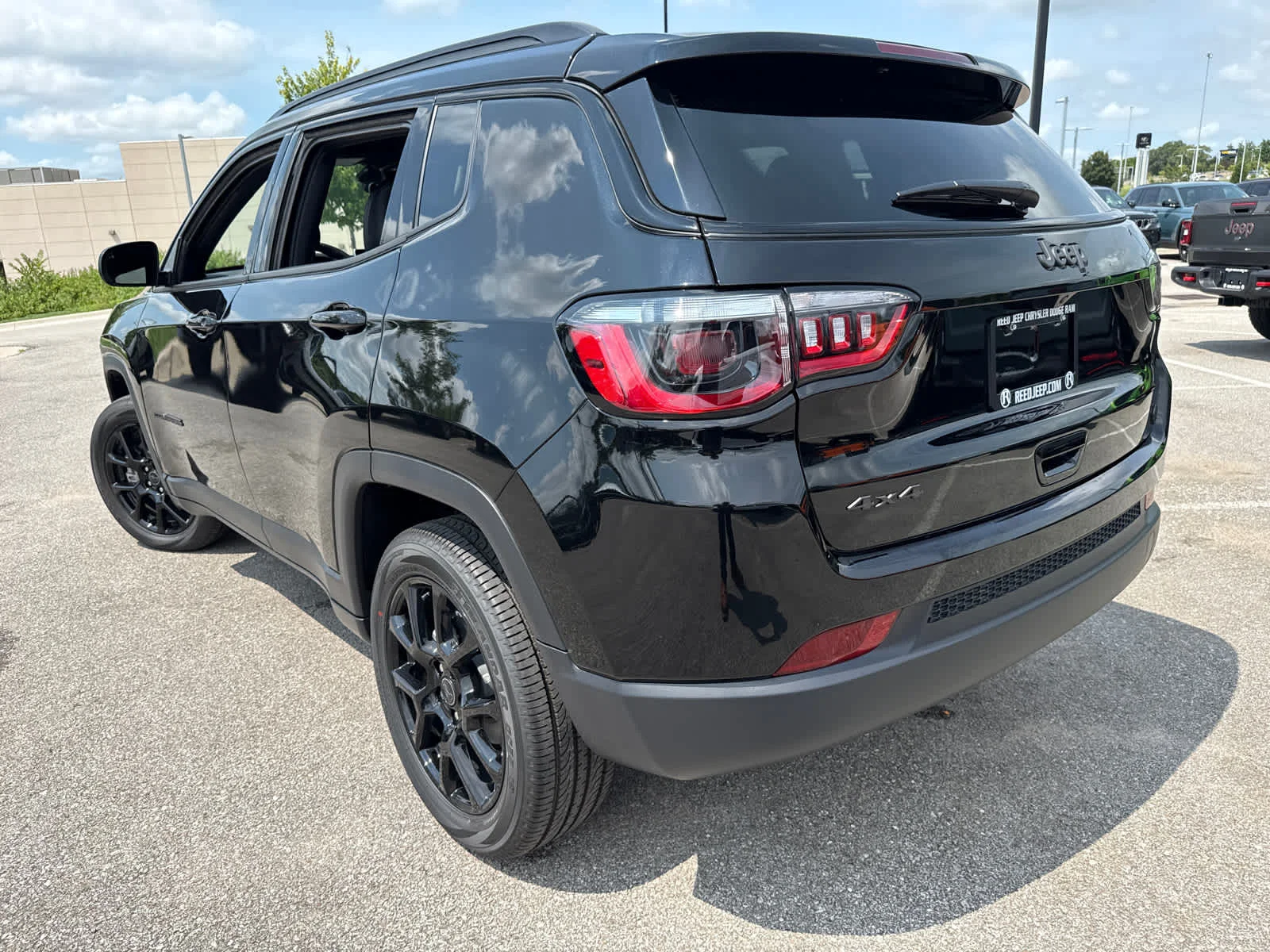 New 2026 Diamond Black Crystal Pearl-Coat Exterior Paint Jeep Latitude image 6
