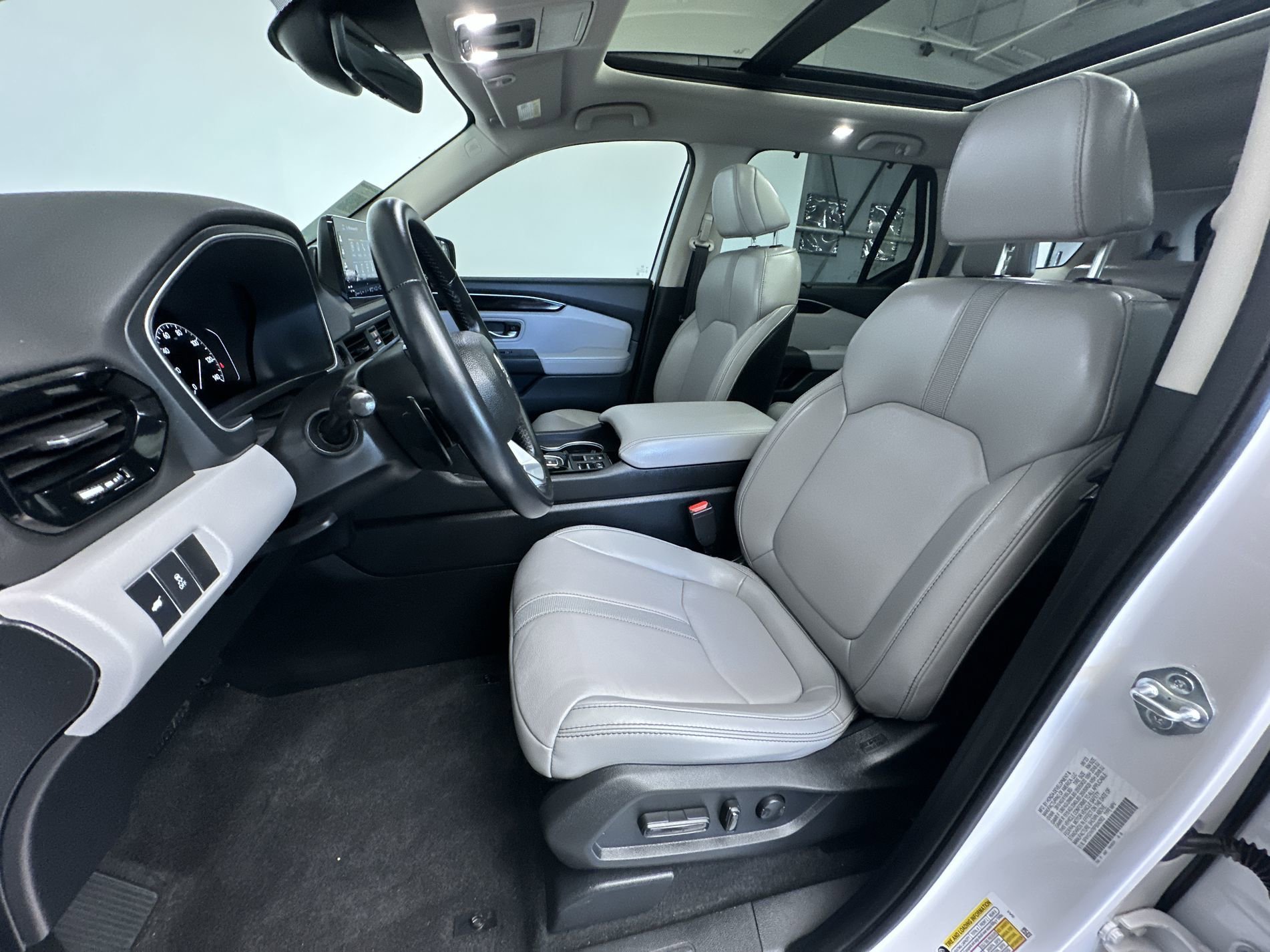 Used 2023 Platinum White Pearl Honda Touring image 12