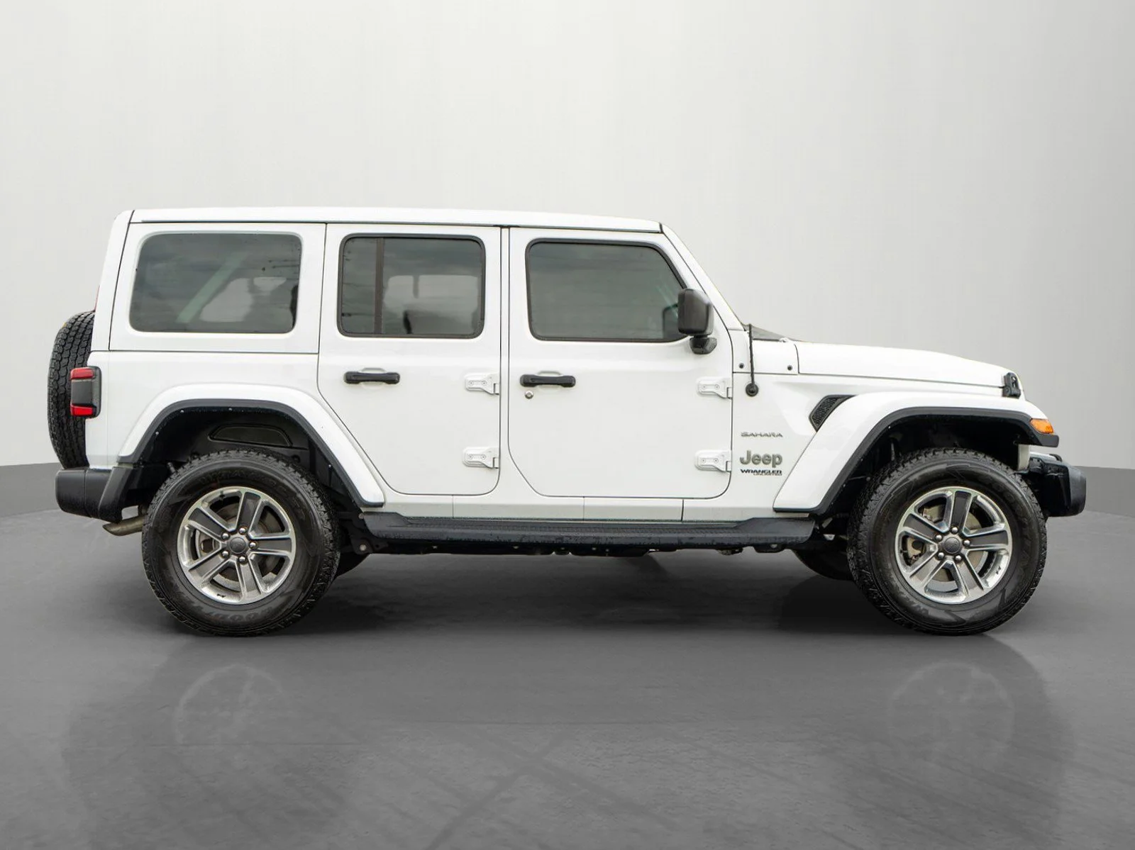 Used 2022 Bright White Clearcoat Jeep Unlimited Sahara image 8