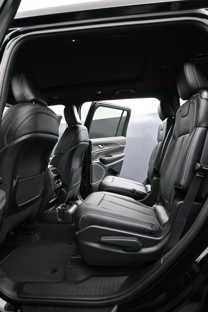 New 2026 Diamond Black Crystal Pearl-Coat Exterior Paint Jeep Limited image 8