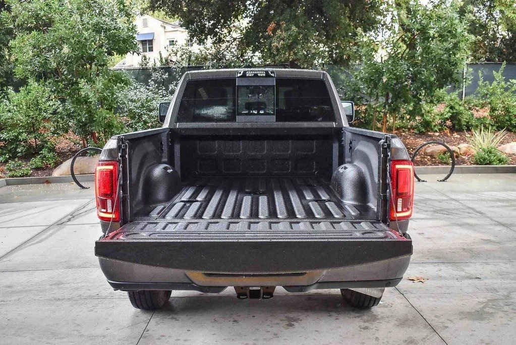 New 2026 Granite Crystal Metallic Clear-Coat Exterior Paint RAM Laramie image 22