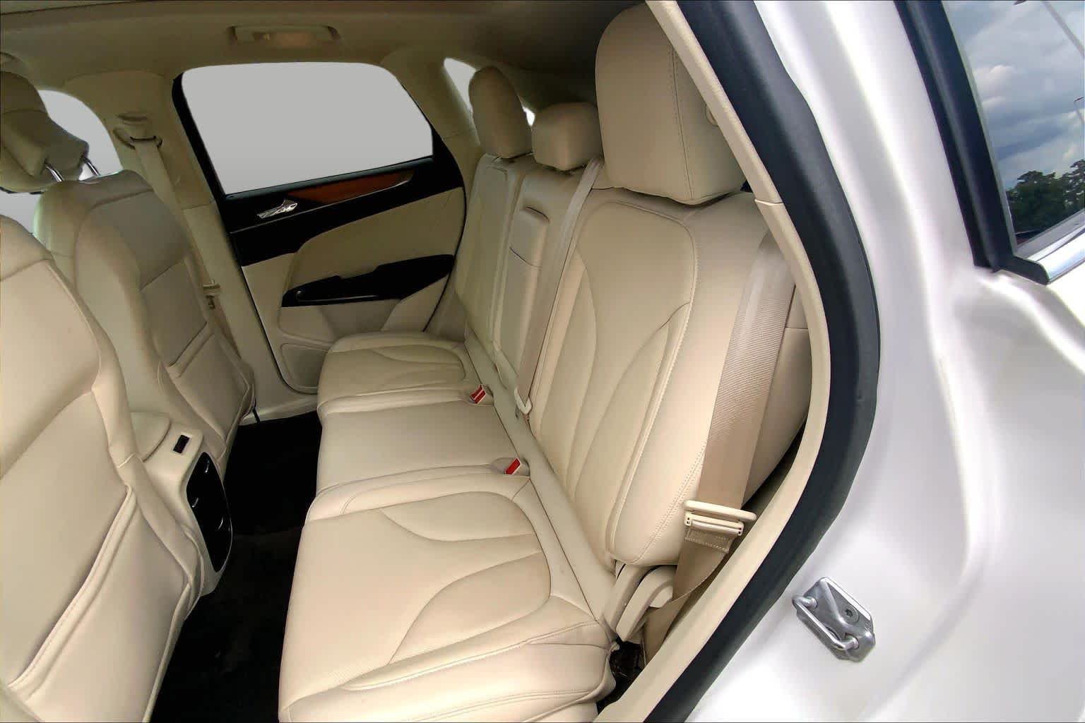 Used 2016 White Platinum Metallic Tri-Coat Lincoln Reserve image 20