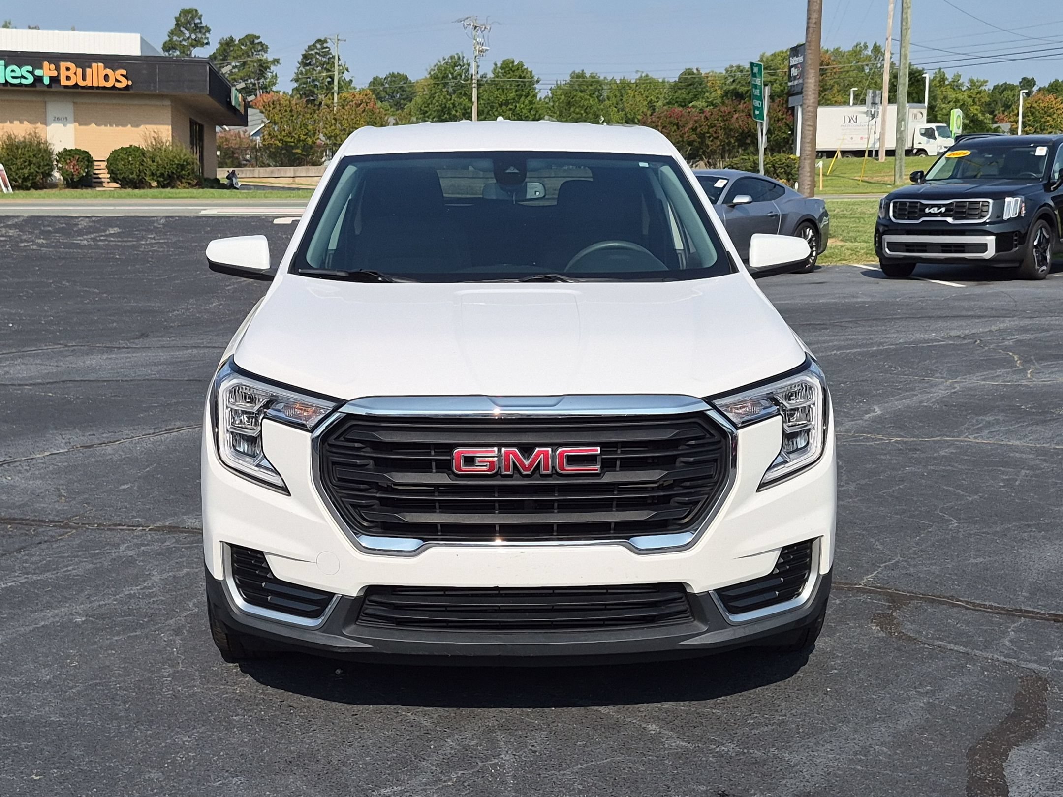 Used 2022 Summit White GMC SLE image 8