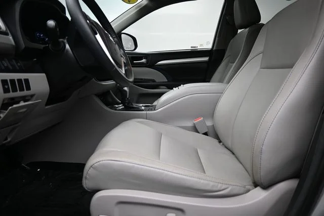 Used 2017 Silver Toyota XLE image 22