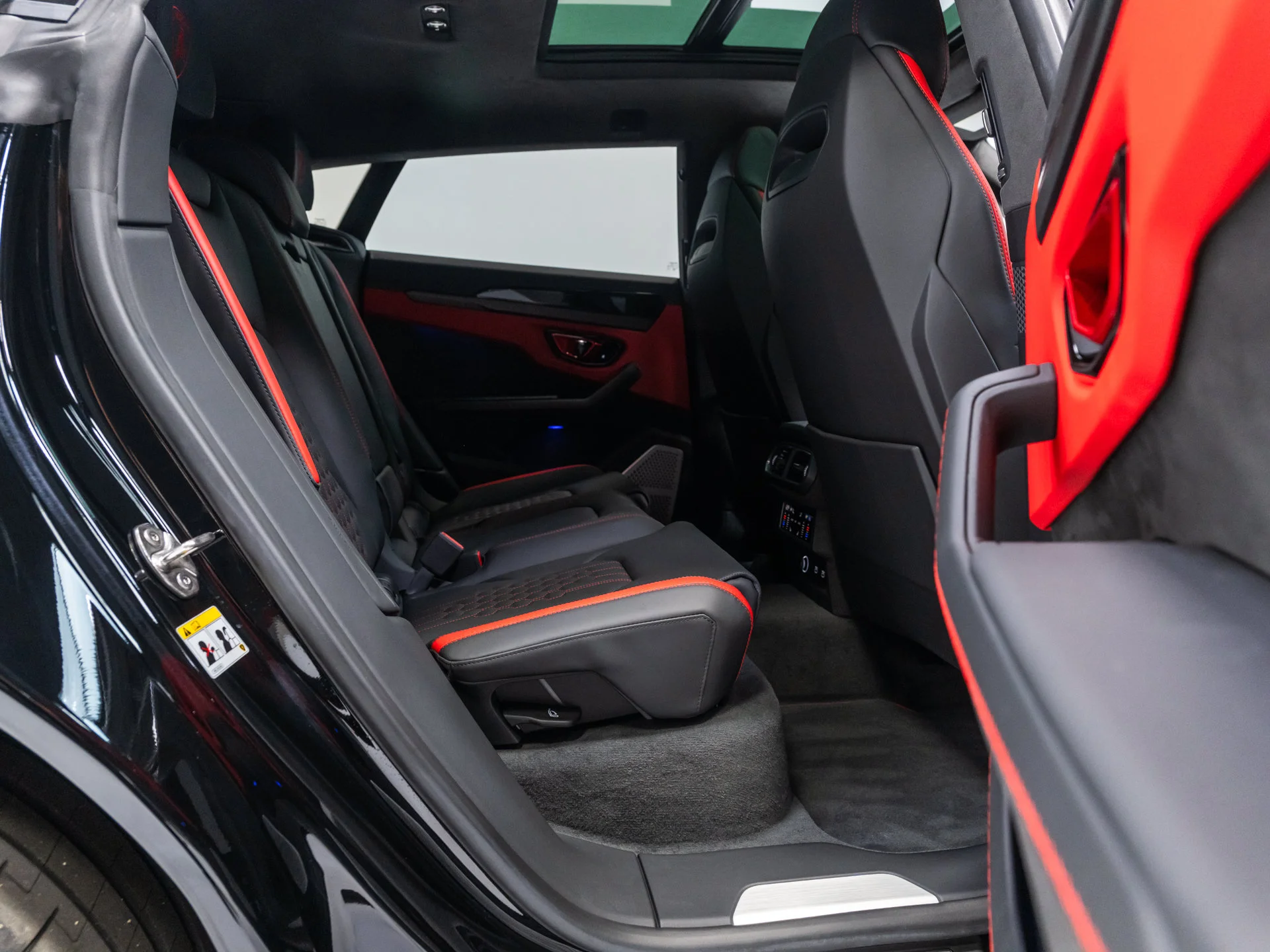 Used 2025 Nero Noctis Metallic Lamborghini SE image 68