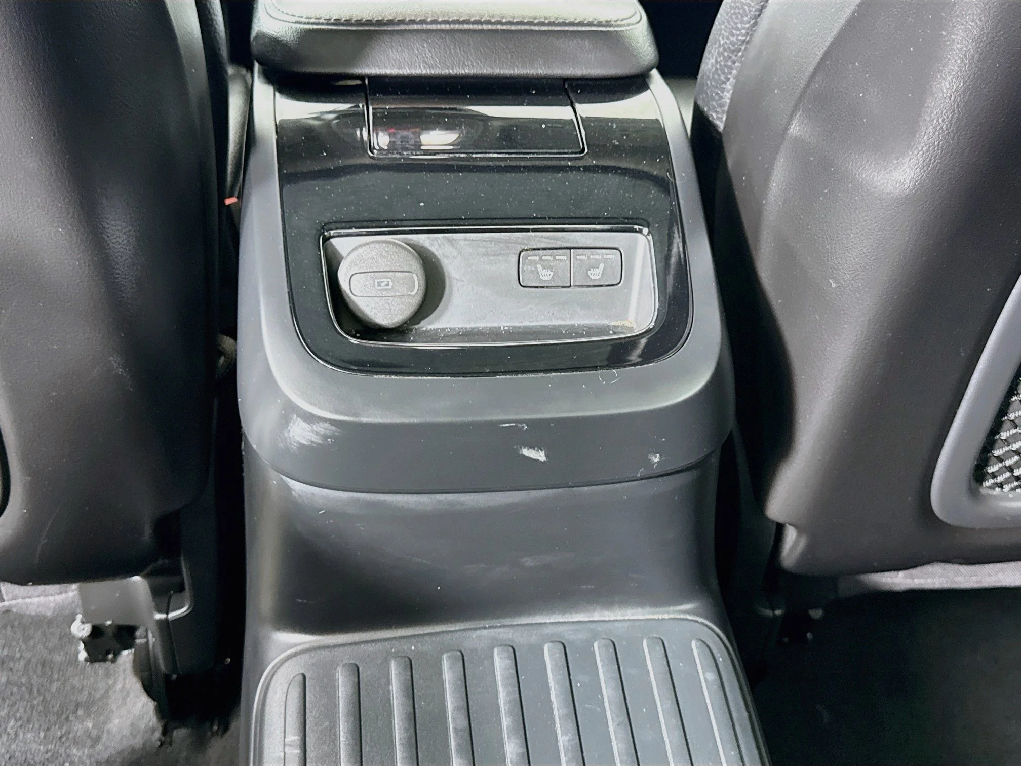 Used 2024 White Volvo Plus Dark Theme image 27