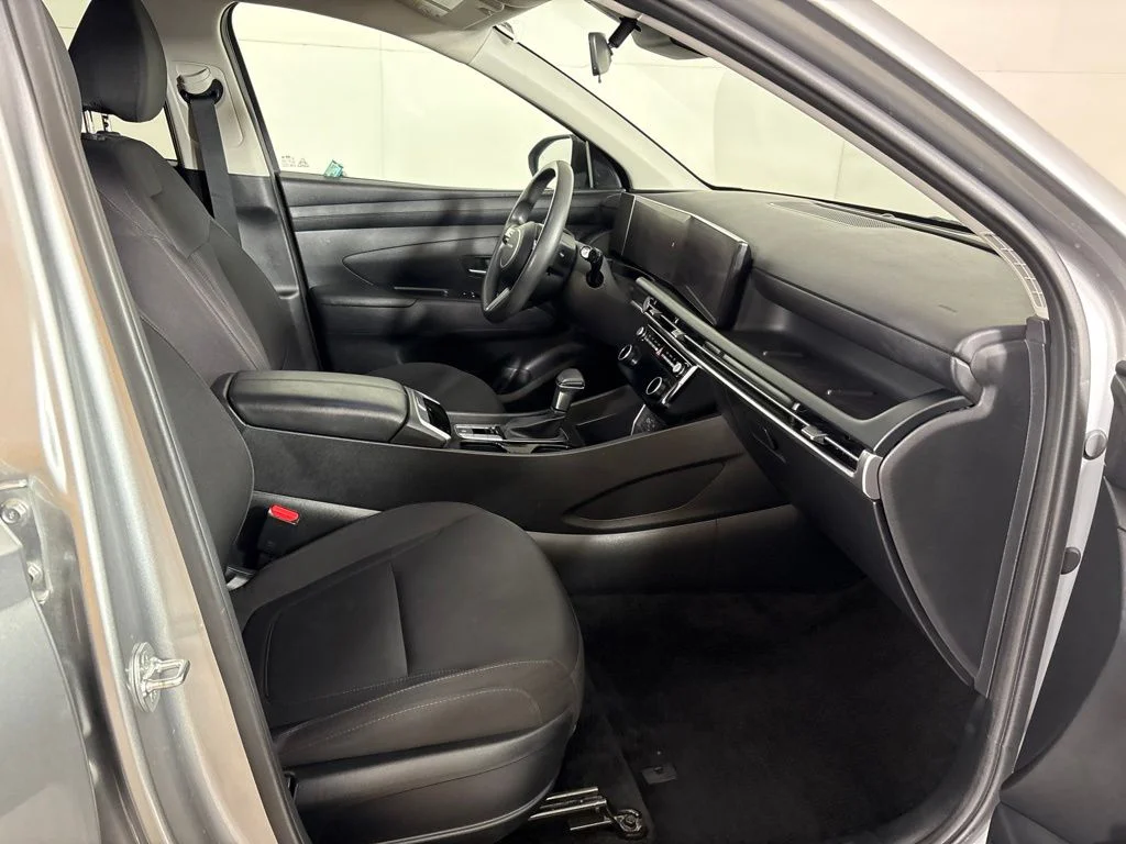 Used 2025 Silver Hyundai SEL image 18