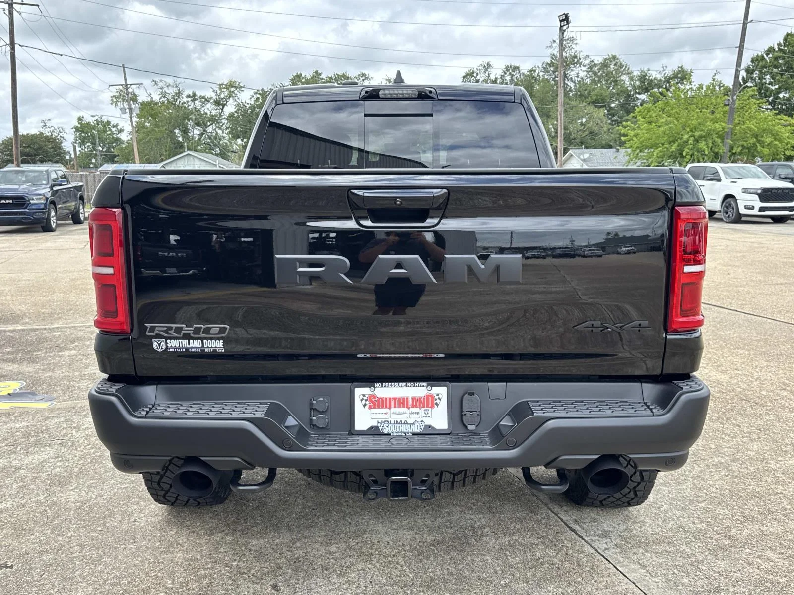 New 2026 Diamond Black Crystal Pearl-Coat Exterior Paint RAM RHO image 5