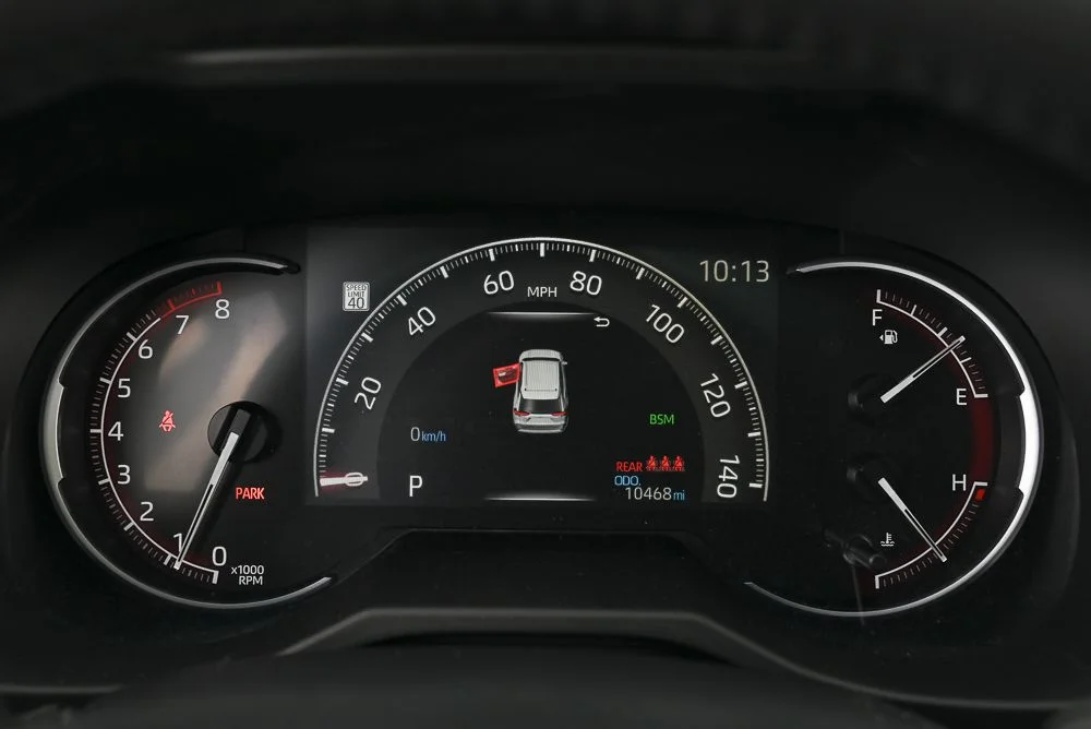 Used 2025 Silver Toyota XLE Premium image 22