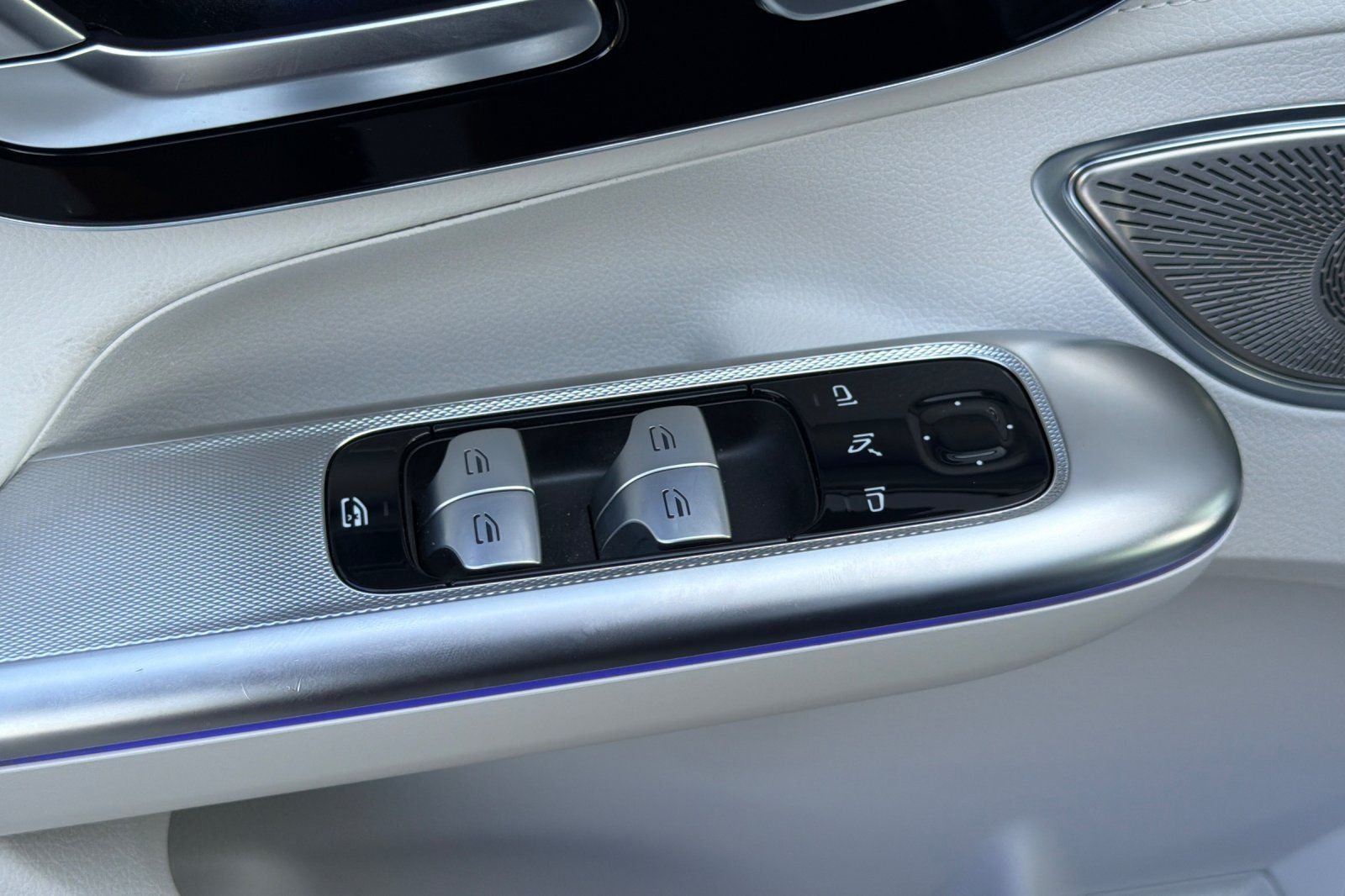 Used 2023 Blue Mercedes-Benz 500 Sedan image 25