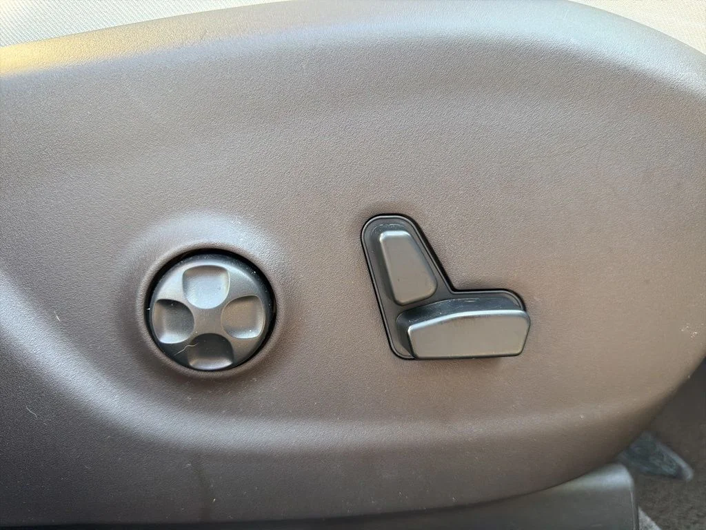 Used 2018 White Jeep Overland image 28