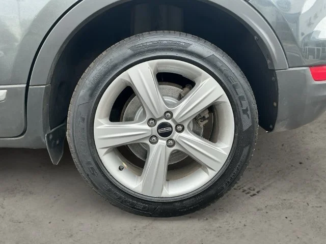 Used 2017 Magnetic Gray Metallic Lincoln Premiere image 9