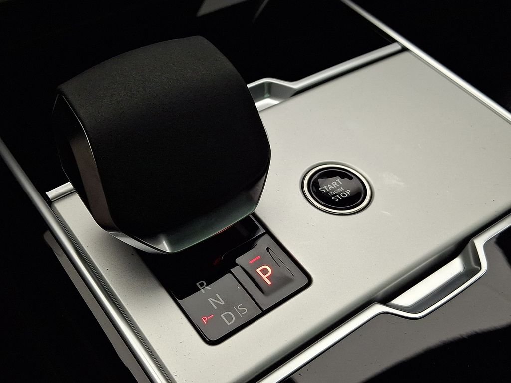New 2026 Carpathian Grey Land Rover SE image 13