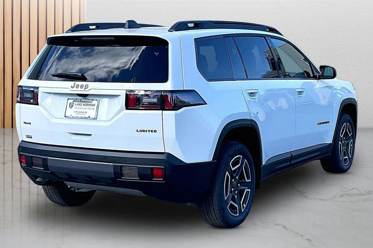 New 2026 Bright White Clear-Coat Exterior Paint Jeep Limited image 9