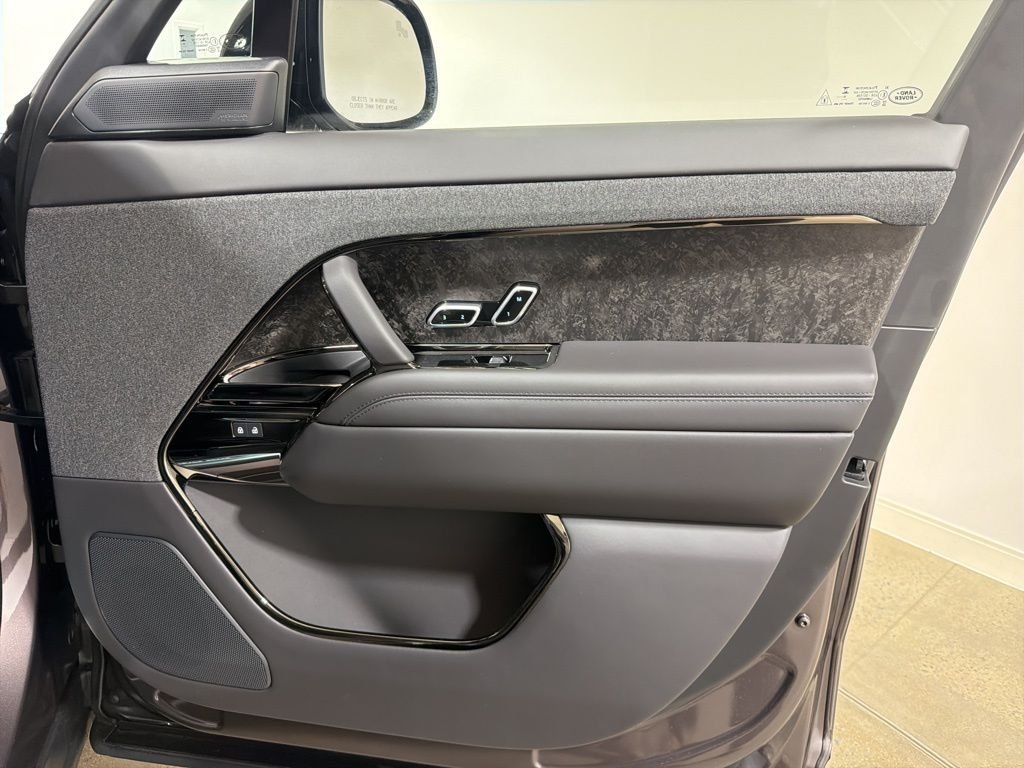 New 2026 Charente Grey Land Rover Dynamic SE P530 V8 image 23