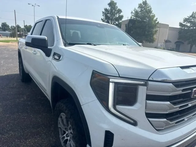 Used 2025 Summit White GMC SLE image 2
