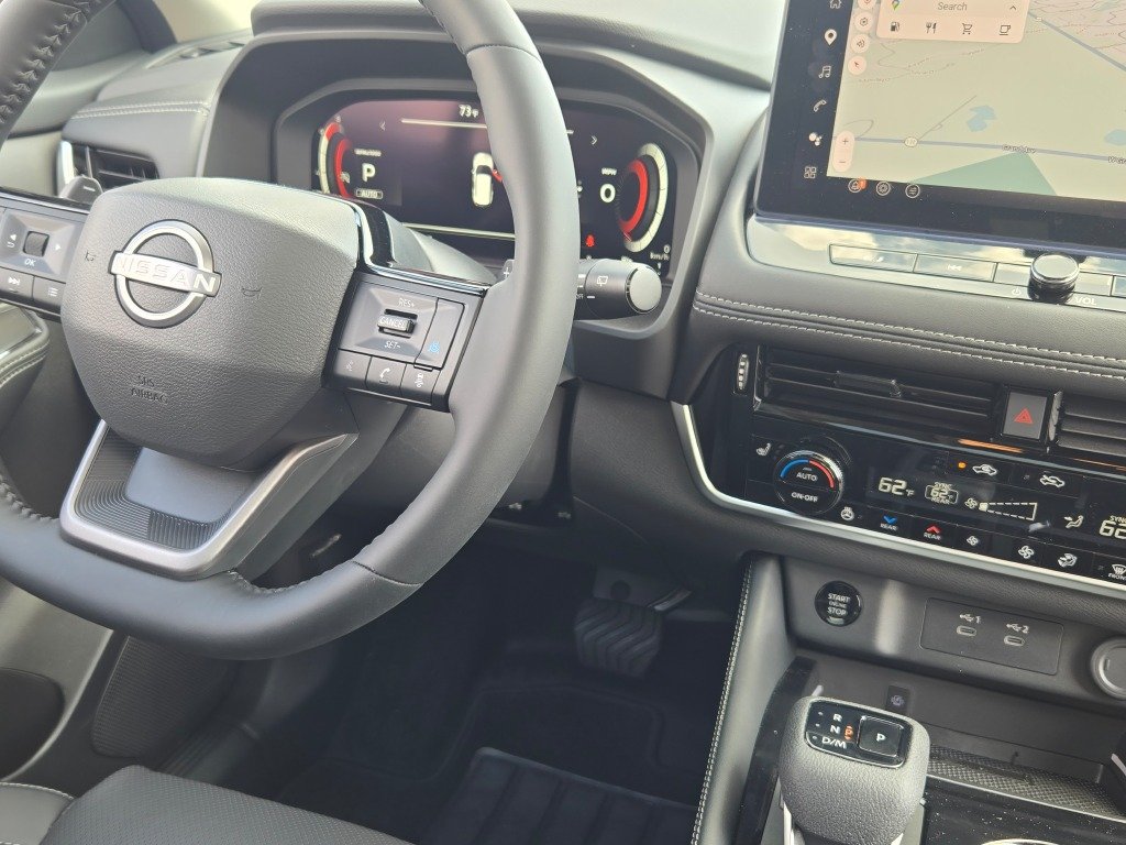 New 2026 Boulder Gray Pearl / Super Black Two-tone Nissan Platinum image 7