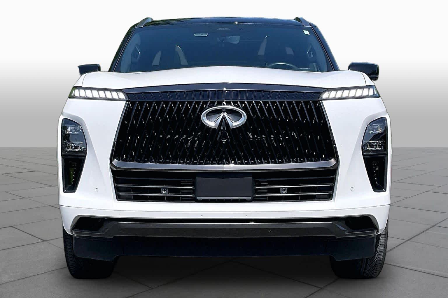 Used 2025 Radiant White/Black Obsidian INFINITI AUTOGRAPH image 3