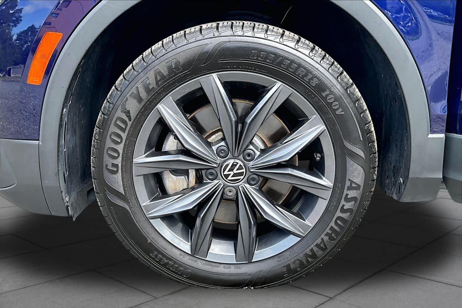 Used 2022 Atlantic Blue Metallic Volkswagen SE image 11