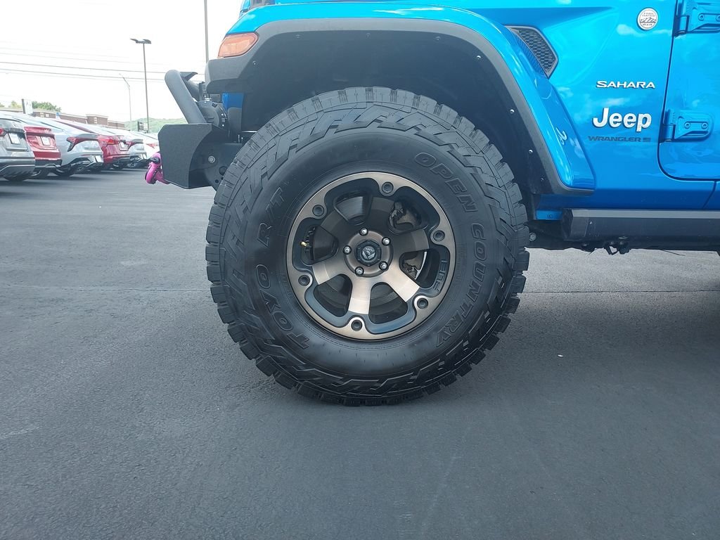 Used 2024 Blue Jeep Sahara image 10