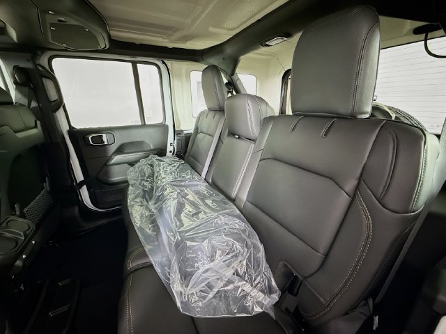 New 2026 Bright White Clear-Coat Exterior Paint Jeep Sahara image 24