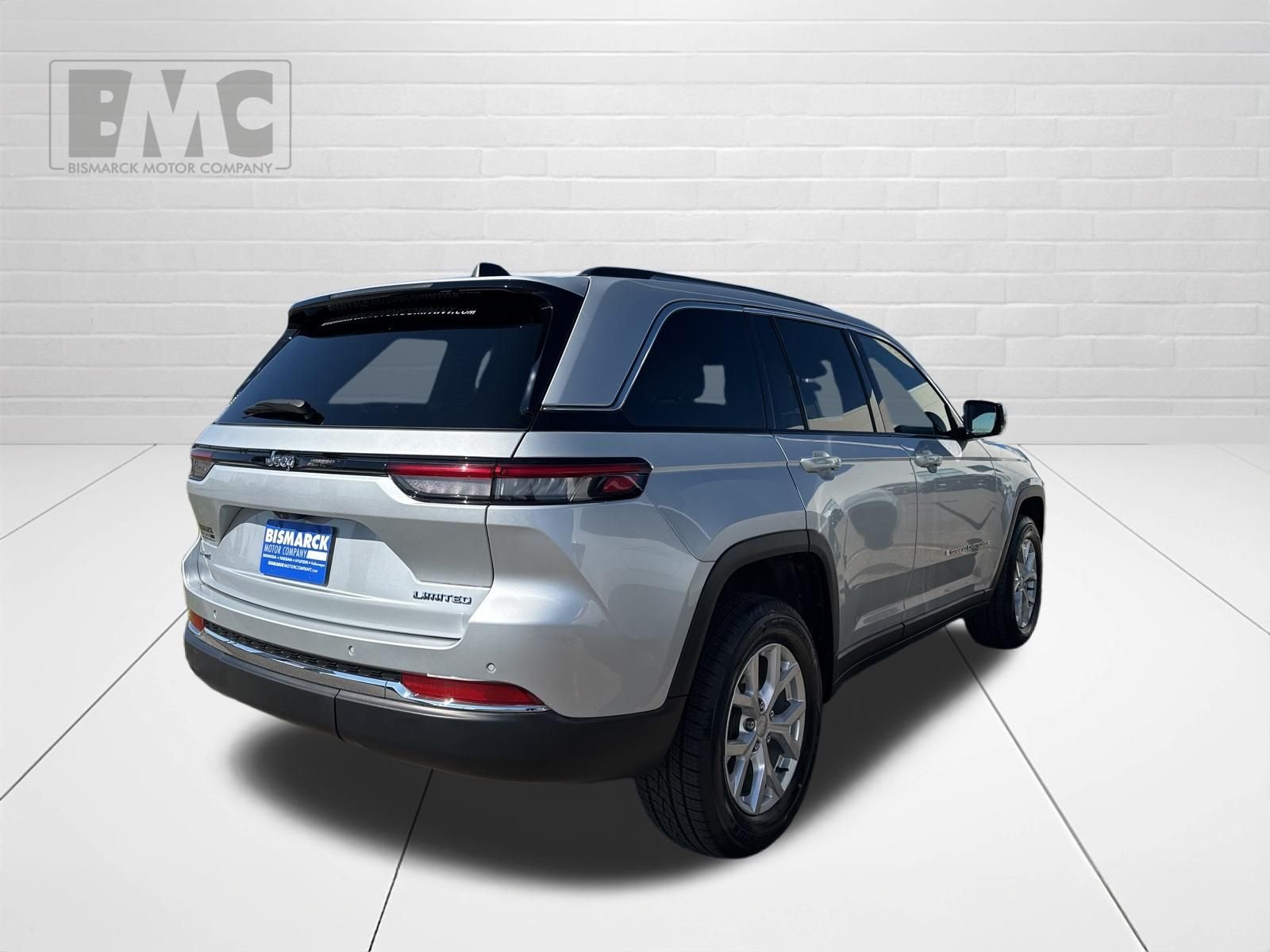 Used 2023 Silver Jeep Limited image 3