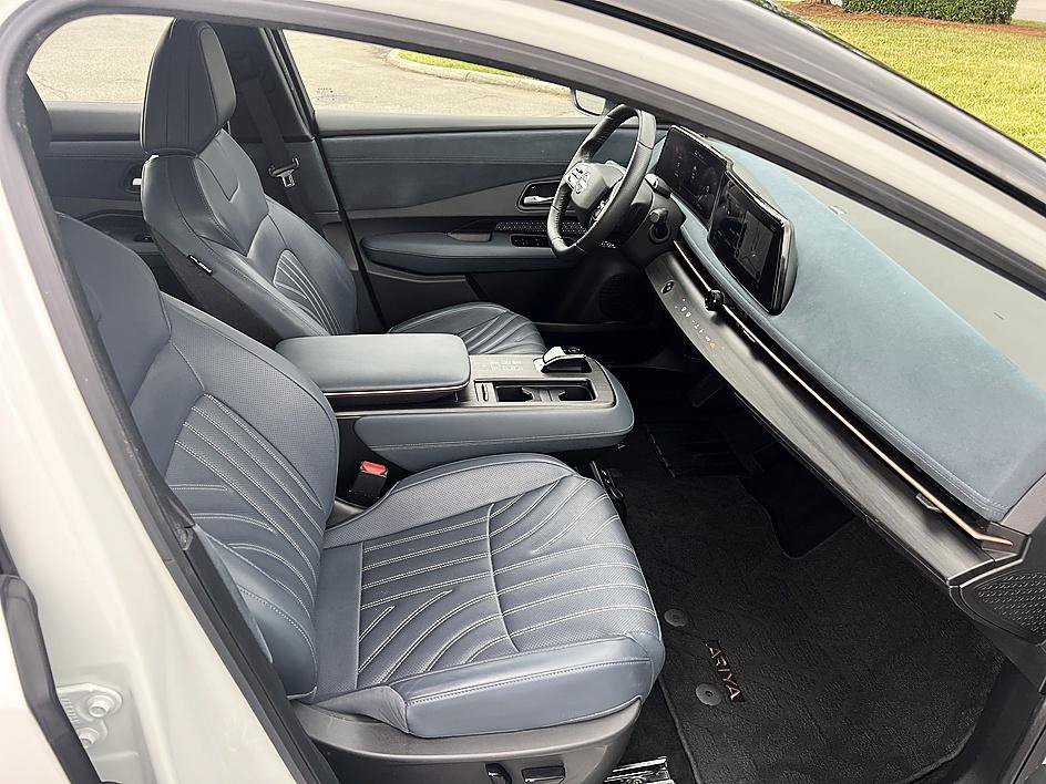 Used 2024 Everest White Pearl Tricoat/Black Diamond Pearl Nissan PLATINUM+ image 17