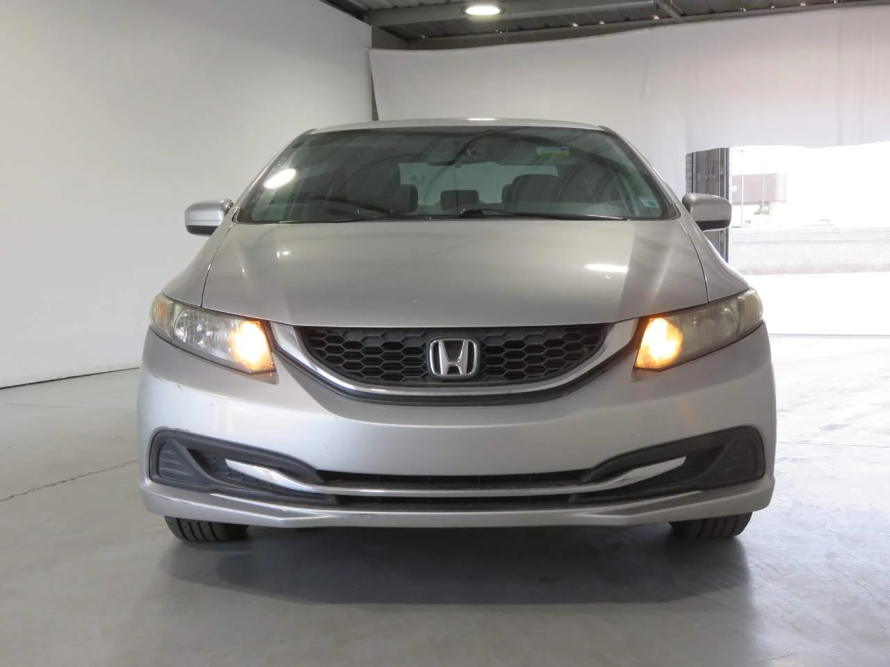 Used 2015 Alabaster Silver Metallic Honda LX image 2