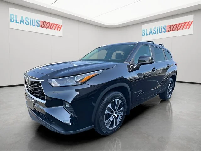 Used 2023 Black Toyota XLE image 7