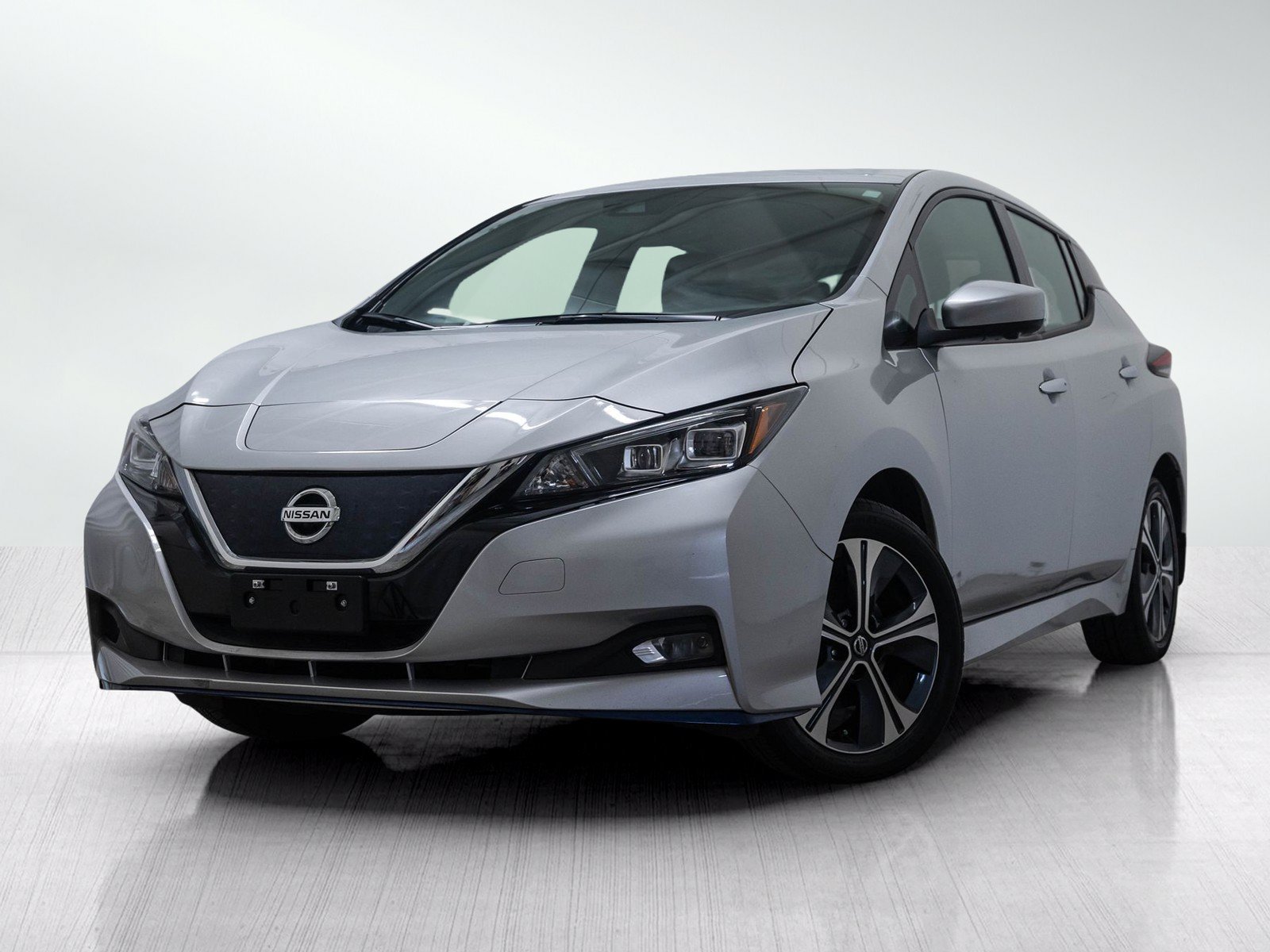 Used 2022 Brilliant Silver Nissan SV PLUS image 1