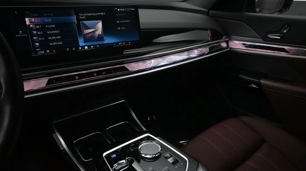 2025 BMW i7 50 - Photo 8